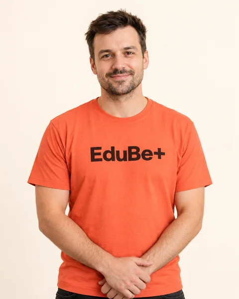 Osoba w koszulce EduBe+
