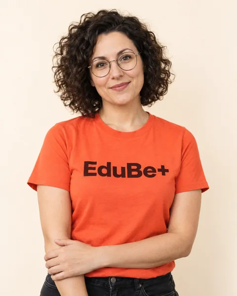 Osoba w koszulce EduBe+
